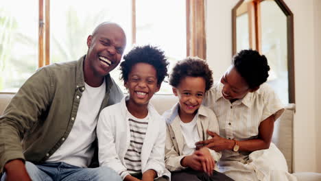 Familia-Negra-Feliz,-Cara-Y-Relajación-En-El-Sofá