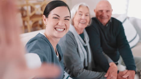 Lächeln,-Selfie-Und-Krankenschwester-Mit-älteren-Patienten