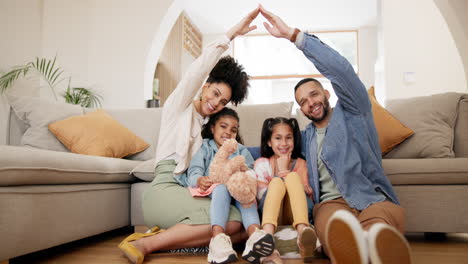 Glückliche-Familie,-Gesicht-Oder-Arme-Zum-Schutz-Durch-Sofa