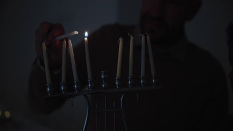Jüdisch,-Kultur-Und-Eine-Familie,-Die-Kerzen-Anzündet