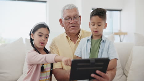 Relájate,-Niño-O-Abuelo-Con-Tableta-Para-Aprendizaje-Electrónico