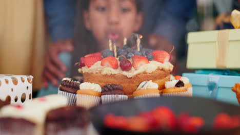 Zuhause,-Geburtstagsfeier-Und-Mädchen-Mit-Kuchen