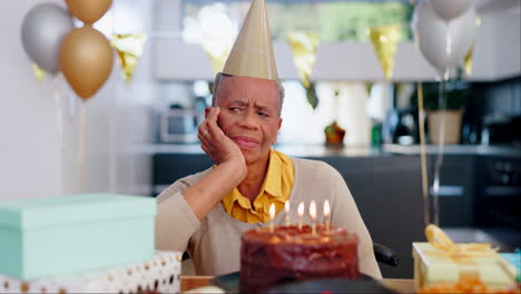 Traurig,-Geburtstagsfeier-Und-ältere-Frau-Mit-Kuchen