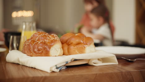 Brot,-Challa-Und-Essen-Auf-Dem-Tisch-Für-Den-Schabbat
