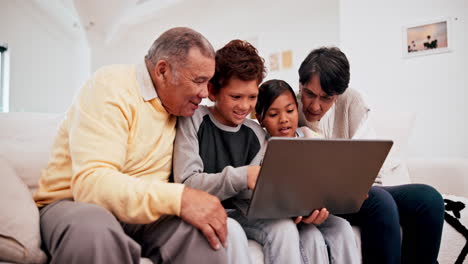 Familia,-Abuelos-Y-Niños-En-La-Computadora-Portátil