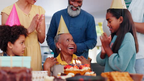 Geburtstagstorte,-Überraschung-Und-Party-Für-Großmutter