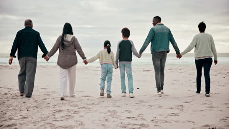 Große-Familie,-Händchen-Haltend-Und-Glücklich-Am-Strand-Spazieren-Gehen