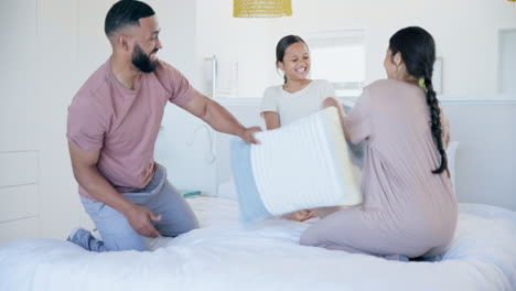 Pillow-fight,-parents-or-girl-kid-in-bedroom