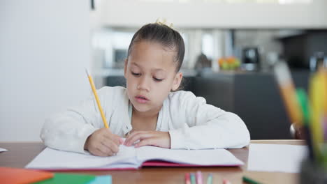 Mädchen,-Kind-Und-Schreiben-Zu-Hause-Mit-Hausaufgaben