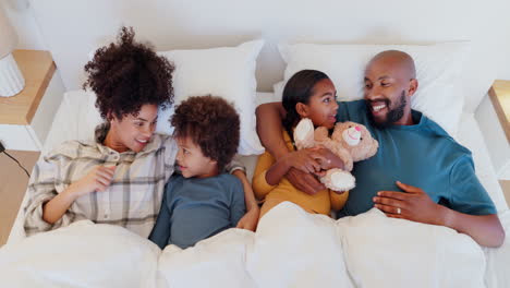 Happy-family,-kids-and-parents-in-bed