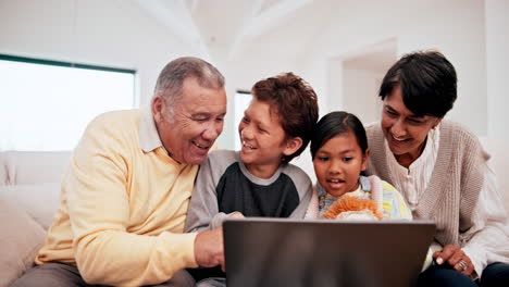 Familie,-Großeltern-Und-Kinder-Auf-Laptop