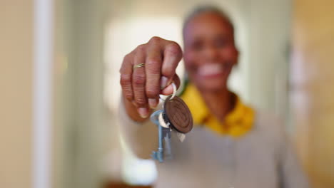 Neues-Zuhause,-ältere-Frau-Und-Schlüssel-Mit-Immobilien