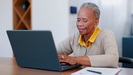 Ältere-Frau,-Laptop-Und-Eingabe-Für-Die-Kommunikation