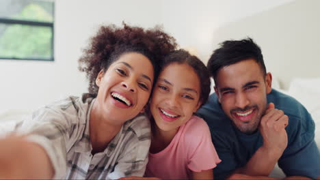 Gesicht,-Lächeln-Und-Familien-Selfie-Im-Schlafzimmer