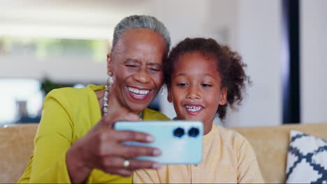 Kind,-Großmutter-Und-Selfie-Lächeln