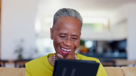 Ältere-Frau,-Tablet-Und-Lachen-Zu-Hause-Zum-Lesen