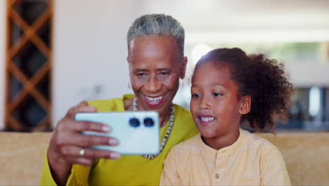 Kind,-Großmutter-Und-Selfie-Lächeln-Zu-Hause