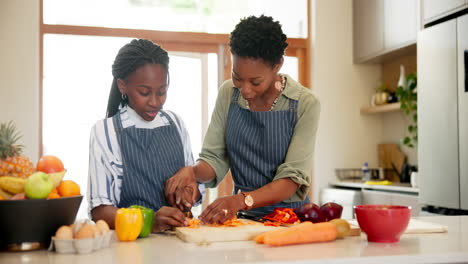 Küche,-Kochen-Und-Schwarze-Familie-Mit-Mutter