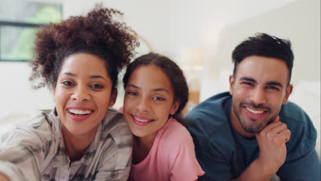 Gesicht,-Glückliches-Und-Familien-Selfie-Im-Schlafzimmer