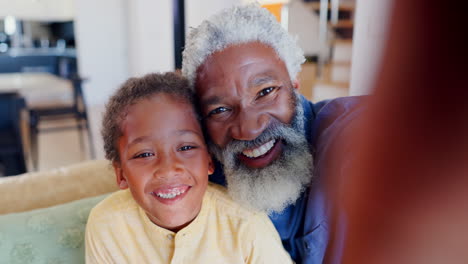 Gesicht,-Lächeln-Und-Selfie-Eines-Kindes-Mit-Großvater
