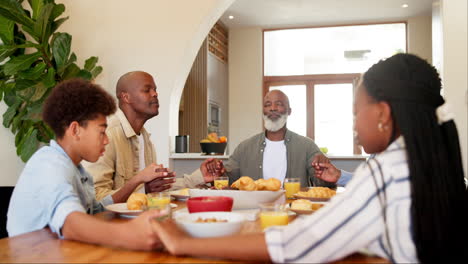 Schwarze-Familie,-Beten-Und-Abendessen-Zu-Hause