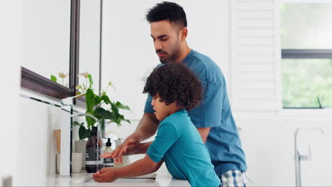 Wasser,-Händewaschen-Und-Vater-Mit-Sohn