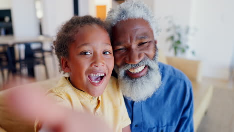 Kind,-Großvater-Und-Gesichts-Selfie-Zu-Hause