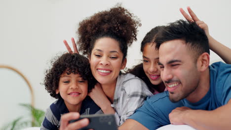 Friedenszeichen,-Lächeln-Und-Familien-Selfie-Zu-Hause
