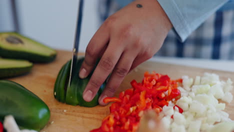 Kochen,-Essen-Und-Hände-Mit-Messer-In-Einer-Küche