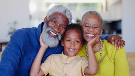 Großeltern,-Umarmung-Oder-Gesicht-Des-Kindes-In-Einer-Glücklichen-Familie