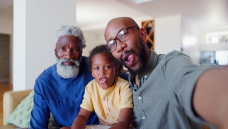Lustiges-Gesicht,-Verrücktes-Selfie-Und-Afrikanische-Familienmänner