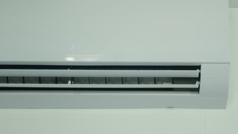 Air-conditioner-operation,-flow-louvers-move-up-and-down.-Front-view