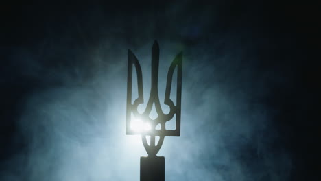 Wappen-Der-Ukraine-Im-Nebel,-Beleuchtet-Von-Einem-Scheinwerfer