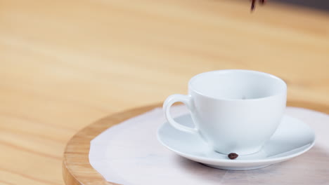 Kaffeebohnen,-Geröstet-Und-Eine-Tasse-Schleudern