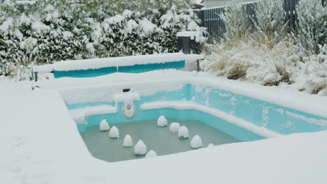 Ein-Für-Den-Winter-Konserviertes-Schwimmbad-Ist-Mit-Schnee-Bedeckt.