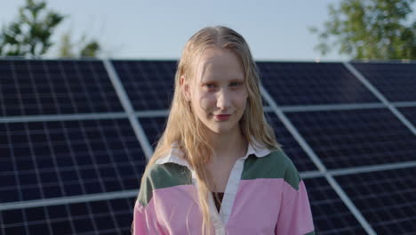 Porträt-Eines-Teenager-Mädchens-Vor-Dem-Hintergrund-Von-Sonnenkollektoren-In-Einem-Heimkraftwerk