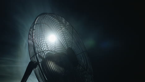Ventilatorflügel-Drehen-Sich-In-Licht--Und-Nebelstrahlen