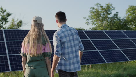 Ein-Junger-Mann-Erzählt-Einem-Teenager-Mädchen-Von-Einem-Solarkraftwerk