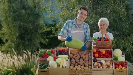 Porträt-Einer-älteren-Frau-Mit-Ihrem-Enkel,-Der-Gemüse-Auf-Einem-Bauernmarkt-Verkauft