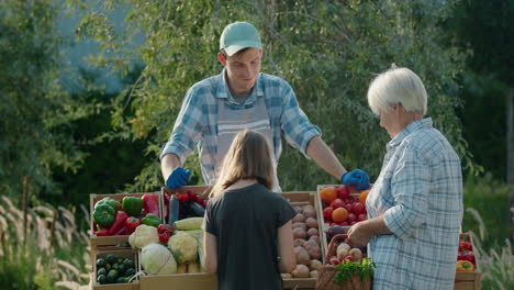 Una-Anciana-Y-Su-Nieta-Compran-Verduras-Juntas-En-Un-Mercado-De-Agricultores