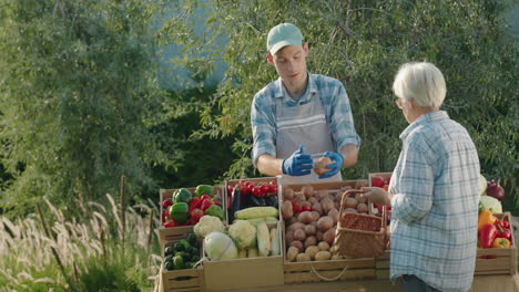 Ältere-Frau-Mit-Einem-Korb-In-Der-Hand-Kauft-Gemüse-Auf-Dem-Bauernmarkt.-4K-Video