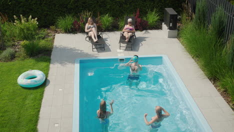 Freundliche-Familie,-Die-Sich-Am-Pool-Entspannt-Und-Gemeinsam-Eine-Schöne-Zeit-Verbringt