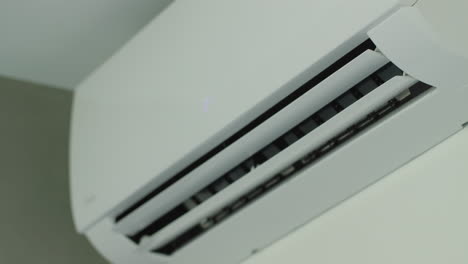 Beim-Betrieb-Der-Klimaanlage-Bewegen-Sich-Die-Strömungslamellen-Auf-Und-Ab-Und-Verteilen-So-Den-Luftstrom