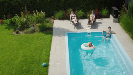 Glückliche-Familie,-Die-Sich-An-Einem-Heißen-Sommertag-Am-Pool-Entspannt