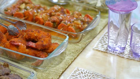 Riesengarnelen-Fisch-Curry-In-Einer-Schüssel-Auf-Dem-Tisch