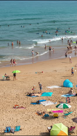 überfüllter-Strand-In-Galicien,-Spanien-Im-Sommer-In-Vertikaler