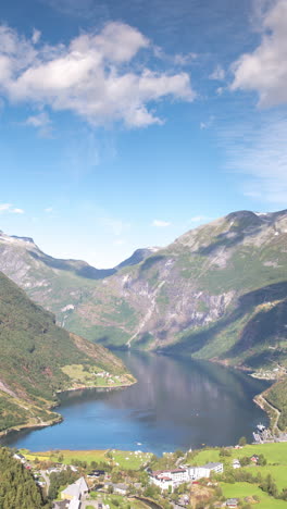 Geiranger-Fjord-In-Norwegen-In-Der-Vertikalen