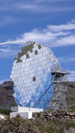 Radiosatelliten-Am-Roque-De-Los-Niños-Im-Hochformat
