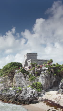 mayan-ruins-at-tulum,-mexico-in-vertical