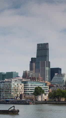 london-city-skyline-timelapse-in-vertical